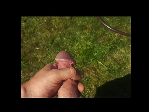 ❤️ Keçika germ di bexçeyek havînê de pisîka xwe ya pembe diqelişe û bi şuştinê dixe. ❌ Pornoya malê li me ku.makesexnotwar.ru ❌️❤
