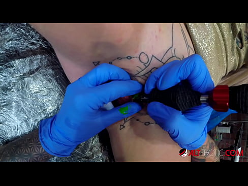 ❤️ Keçika pir tattookirî Sully Savage tattooek li ser klîtorê xwe kir. ❌ Pornoya malê li me ku.makesexnotwar.ru ❌️❤